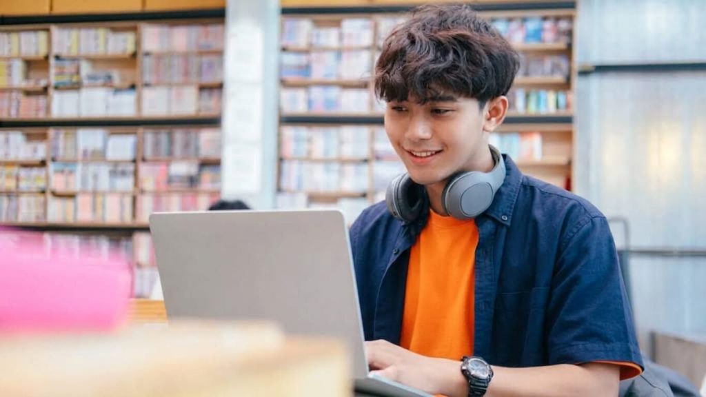 Mahasiswa sedang belajar menggunakan laptop untuk persiapan ujian GRE bersama bimbel SALMAN Teman Belajar.